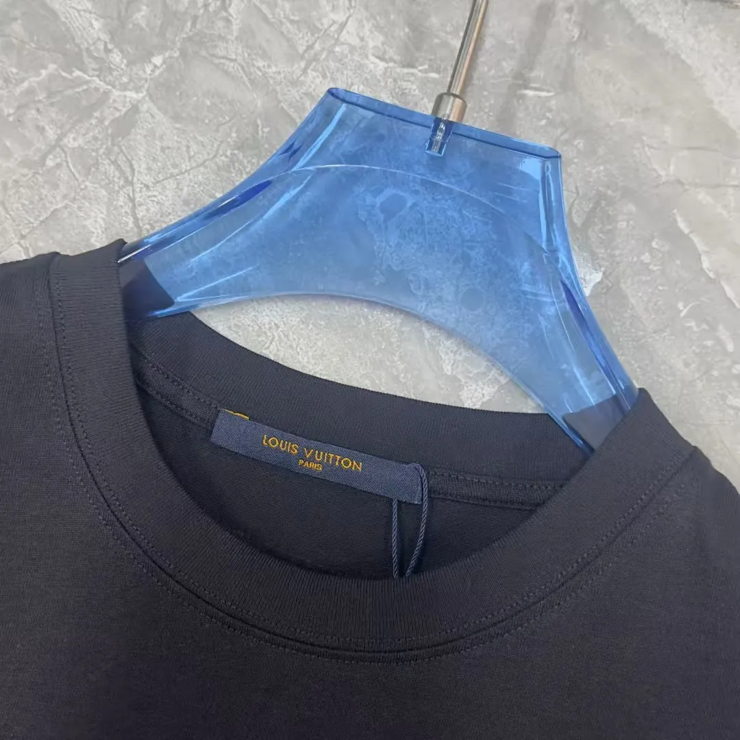 《LV~ 》 2026New Arrival Quality T ， , Versatile Quality ！ ‼ 32 G ‼ ， ， ， ， T 🤪 Sizes：S-M-L-XL-2XL ：Black，White， Same Style